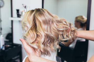 De magnifiques cheveux bouclés grâce à votre coiffeur expert en permanente